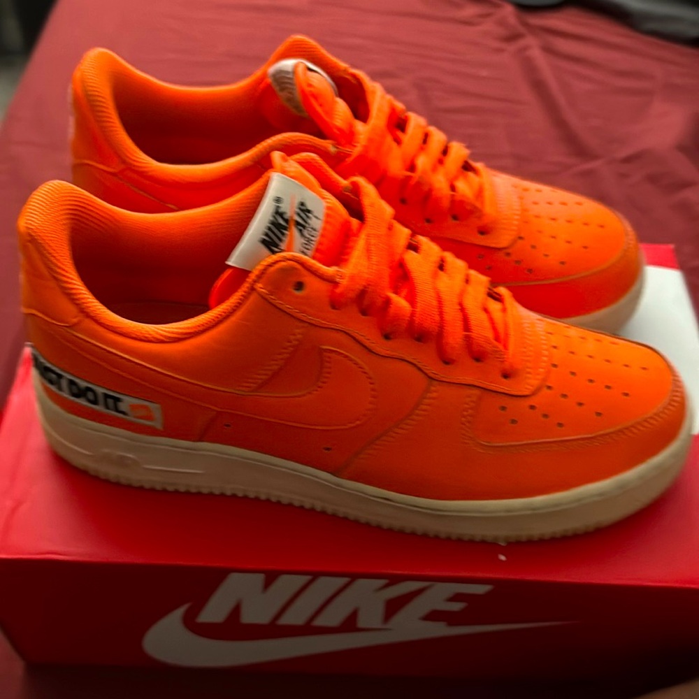 Men’s Nike TOTAL ORANGE Air Force ones sz 8